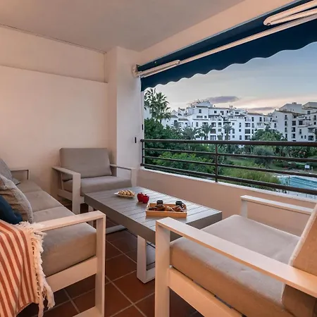 Urban Exclusivity At Puerto Banus アパート